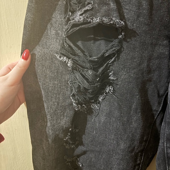 Baggy very ripped jeans. - Picture 2 of 8